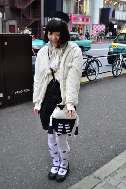 Earth shoes w/ white lace tights – Tokyo Fashion